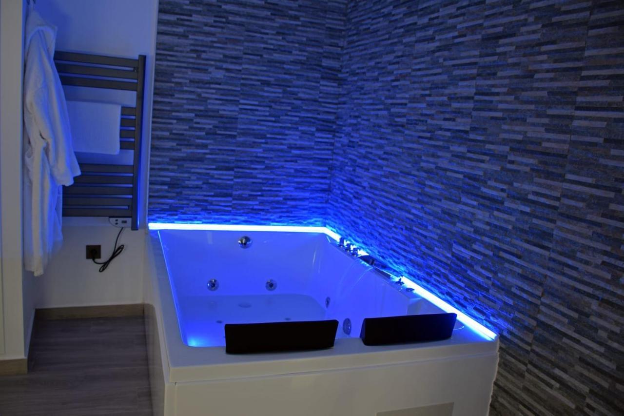 Alojamientos Lola, Suite Con Jacuzzi بينالوب كاساس فِييخاس المظهر الخارجي الصورة