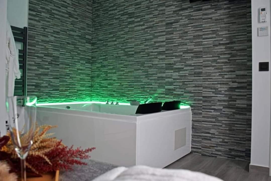 Alojamientos Lola, Suite Con Jacuzzi بينالوب كاساس فِييخاس المظهر الخارجي الصورة